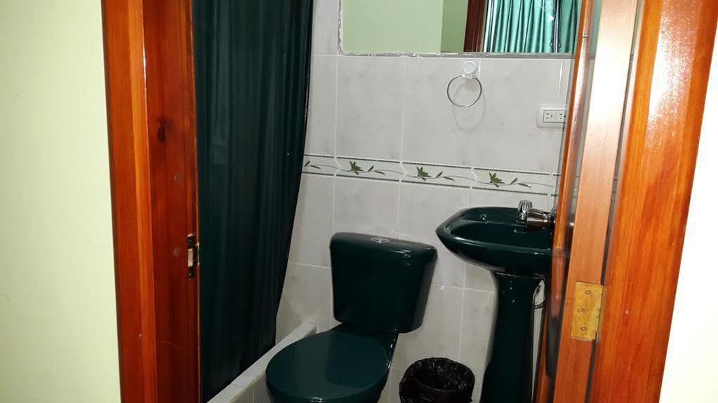 Hostal Los Lirios Loja Exterior foto