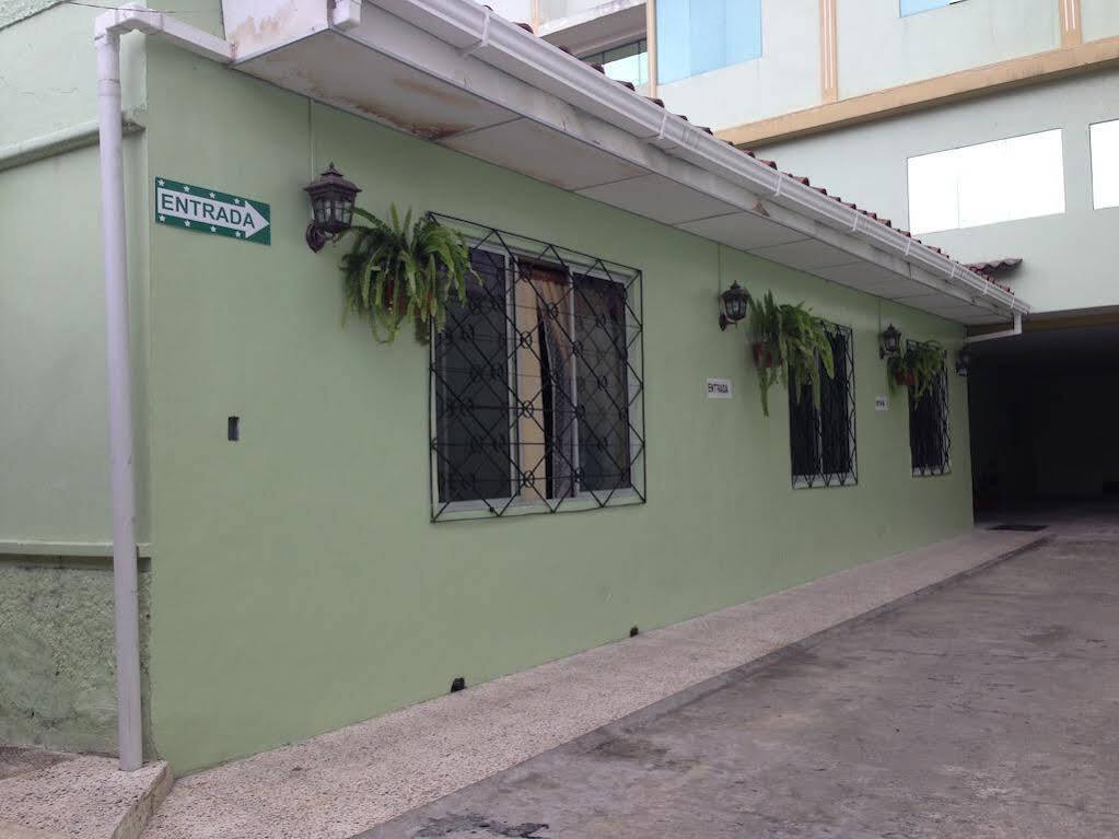 Hostal Los Lirios Loja Exterior foto