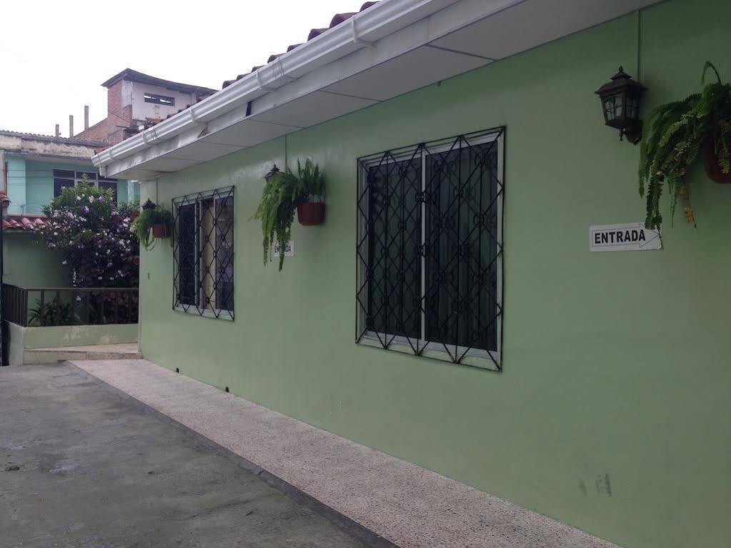 Hostal Los Lirios Loja Exterior foto